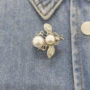 Bee-Shaped Rhinestone & Pearl Brooch - Elegant Silver-Tone Jewelry Animal Access